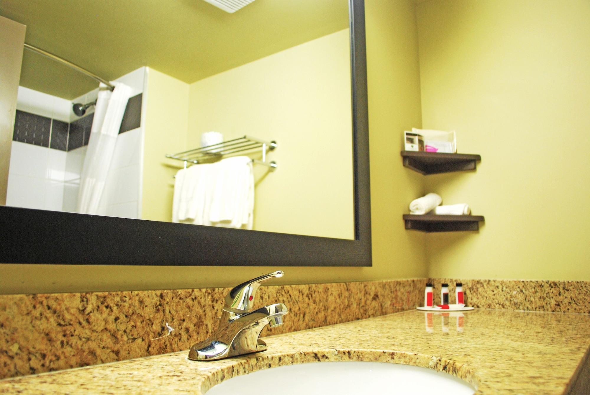 Ramada By Wyndham Edmonton Yellowhead Nw Extérieur photo