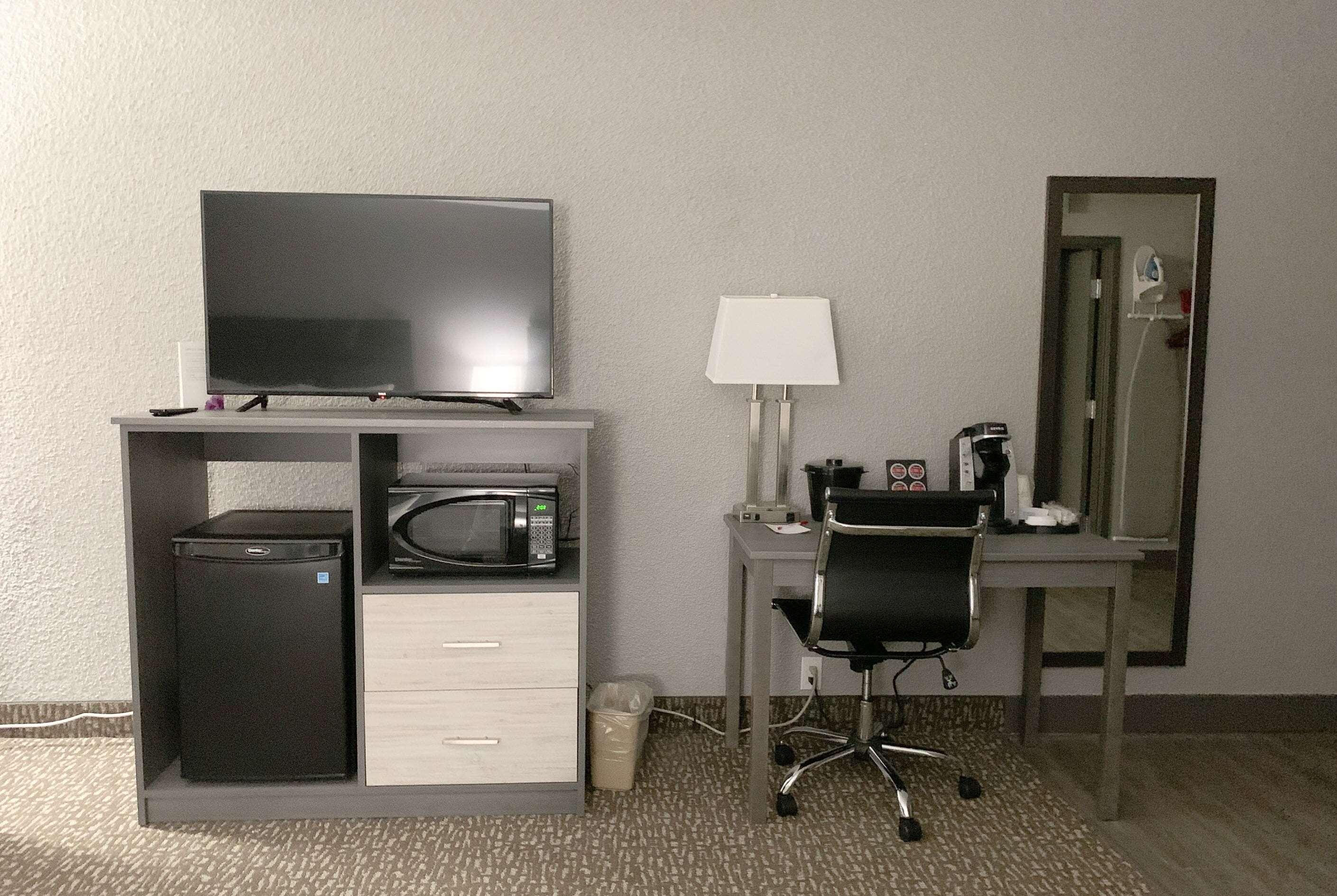 Ramada By Wyndham Edmonton Yellowhead Nw Extérieur photo