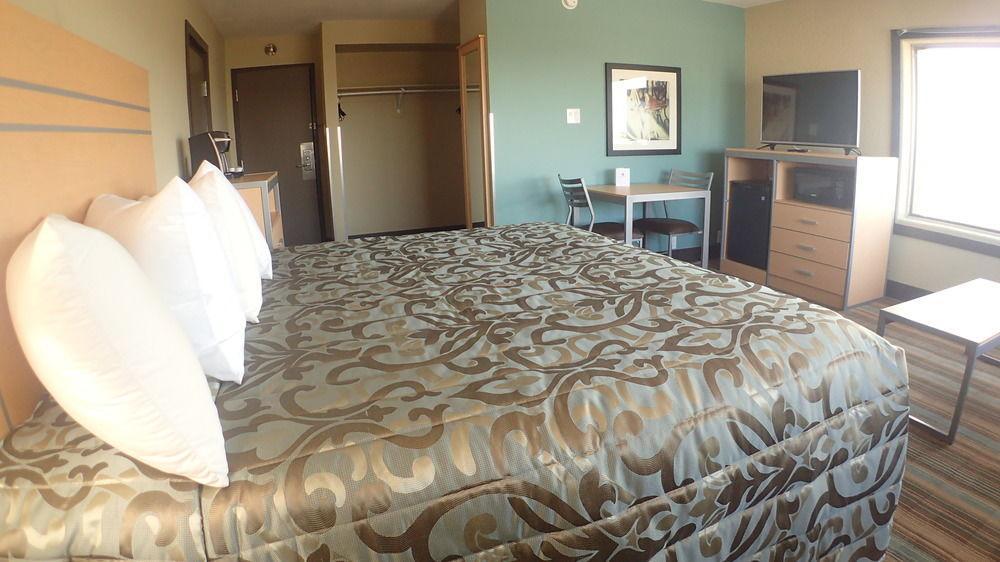 Ramada By Wyndham Edmonton Yellowhead Nw Extérieur photo
