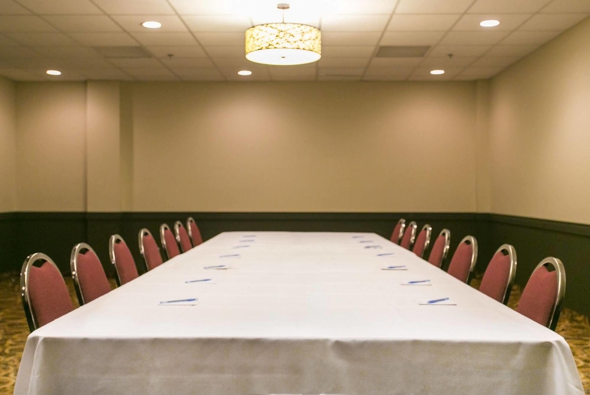 Ramada By Wyndham Edmonton Yellowhead Nw Extérieur photo