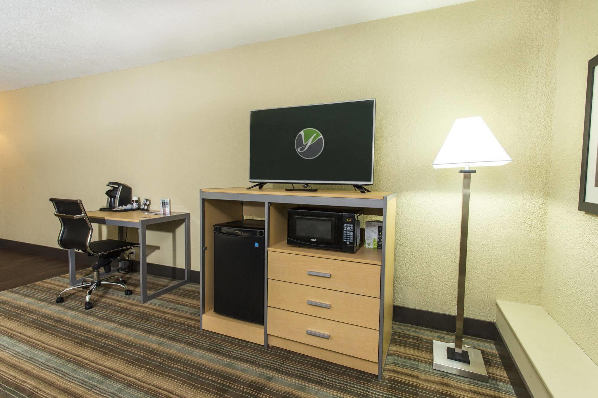 Ramada By Wyndham Edmonton Yellowhead Nw Extérieur photo