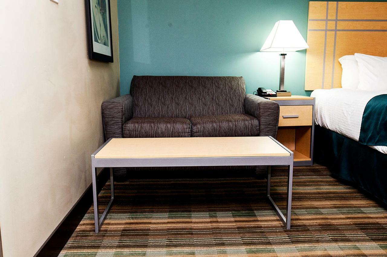 Ramada By Wyndham Edmonton Yellowhead Nw Extérieur photo