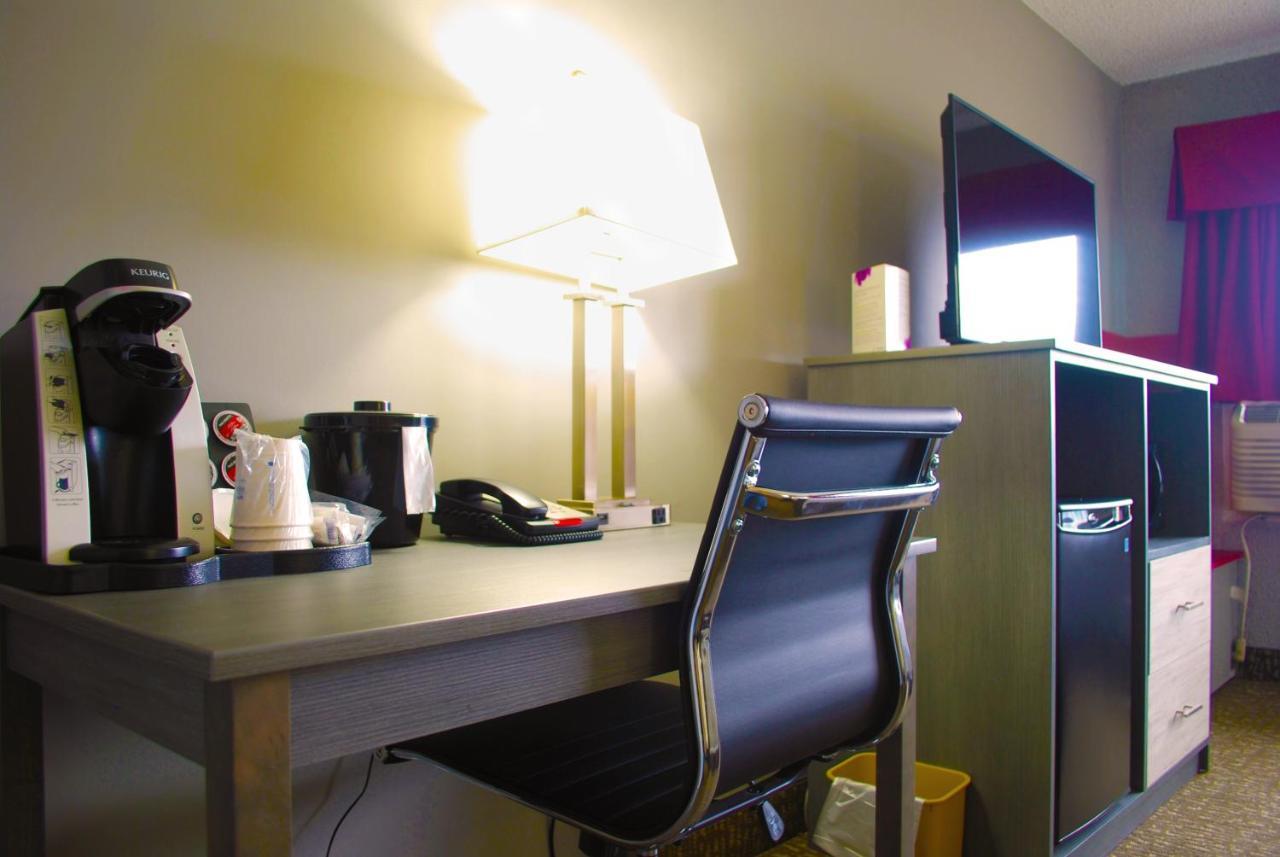 Ramada By Wyndham Edmonton Yellowhead Nw Extérieur photo